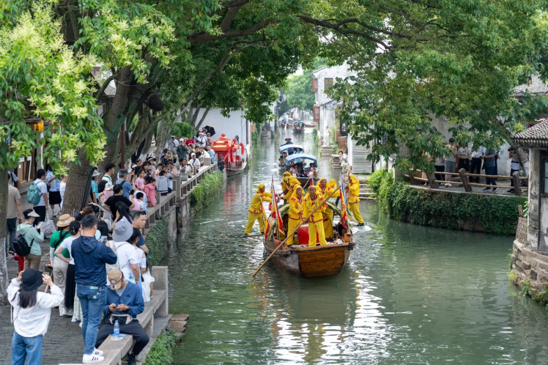 假日(ri)回顧 | 在(zai)周莊過(guo)了(le)一(yi)箇(ge)“粽”意的(de)端午節(jie)！